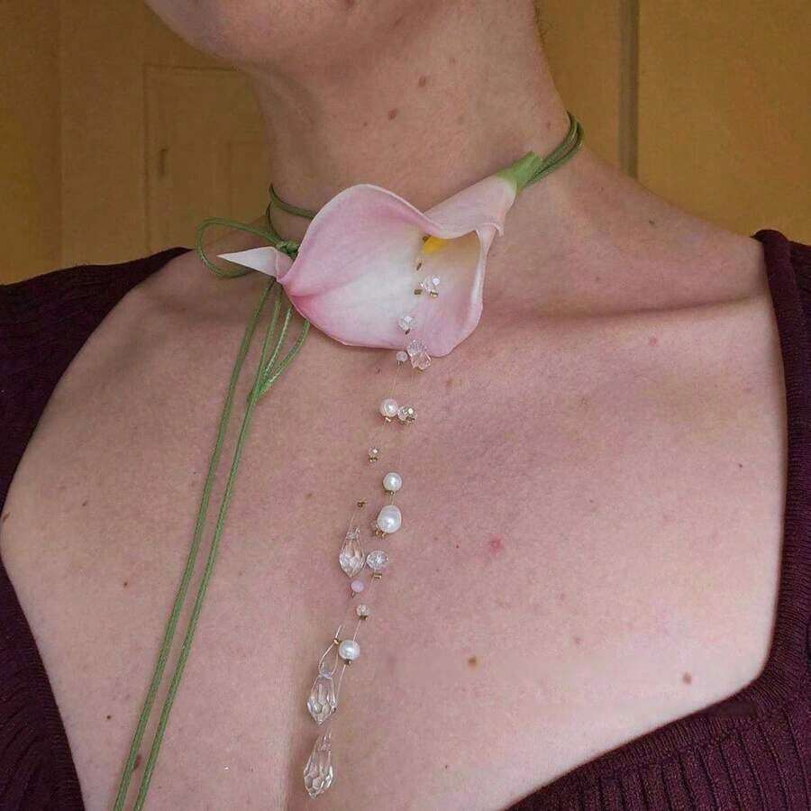 This Handmade Designer Calla Lily Necklace Is A Women's Necklace Featuring A Crystal And Pearl Tassel Pendant.It Is Adorned With An Elegant French Floral Pattern And Bohemian Style, Making It Very Suitable For Parties, Banquets, Weddings, Holidays, Vacations, Dates, And Other Occasions. - 粉色 - 查看 1