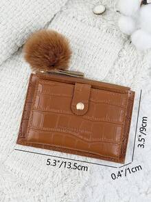 SOUTHLAND&KANGAROO 这款棕色鳄鱼纹翻盖卡包饰有绒球吊坠，搭配石纹搭扣，时尚轻薄便携，可装现金、身份证、信用卡和零钱，是生日、周年纪念日、圣诞节、情人节等节日送给爱人、女士、女孩、青少年、大学生、学生、书包、学习用品以及返校用品的理想之选。 - 棕色 - 查看 9