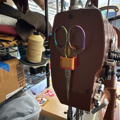 Multi-Functional Sewing Machine Scissor Storage Box, Helps Keep Sewing Desk Tidy, Can Store Scissors, Tweezers, Seam Ripper And Other Sewing Supplies