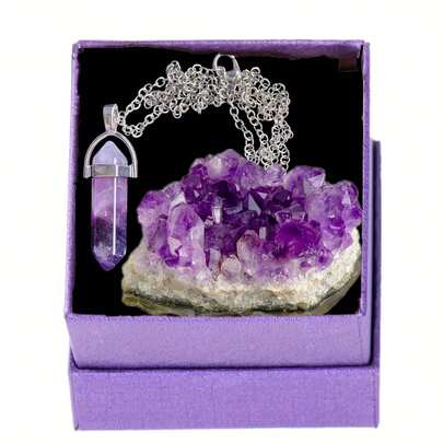 天然原石紫水晶及晶簇晶洞，具有疗愈能量、净化身心、舒缓压力、冥想放松的功效。这款紫水晶晶洞搭配紫水晶魔杖项链，重45-85克，是家居装饰的理想之选，也是馈赠亲友的完美礼物。