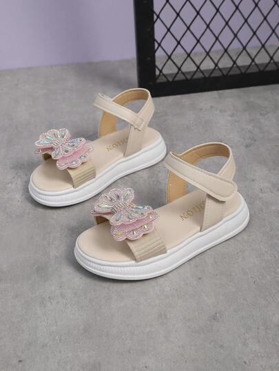 1双女士米色厚底凉鞋，柔软皮革+闪亮彩色水钻蝴蝶结装饰，简约单带设计，圆头弹力柔软防滑鞋底，时尚可爱公主风平底沙滩凉鞋，适合日常休闲、海滩、校园穿着，春夏新品