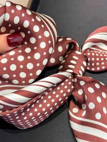 Un pañuelo cuadrado versátil para primavera/verano con estampado de parches de onda que es adecuado para el uso diario - Multicolor - Ver 6