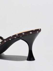 宽腰尖头优雅小猫跟低跟鞋，适合春夏时尚、派对、休闲、户外、旅行、工作场合，也可作拖鞋穿着。高端品质经典复古亮色波点透气蕾丝质感成熟高贵深色鞋履，斋月高跟凉鞋。 - 棕色 - 查看 9