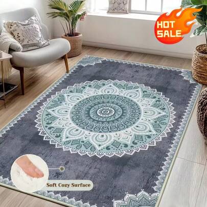 سجادة داتورا الرمادية الزرقاء العتيقة المُسمكة | مادة مخملية بكثافة 850 جرام/م2، النمط الدائري المركزي لنبات الداتورا يجمع بين الهندسي والنقوش، والحواف مزينة بدانتيل فاخر، ذات مظهر عتيق وكلاسيكي بشكل عام، مناسبة لغرف المعيشة والنوم