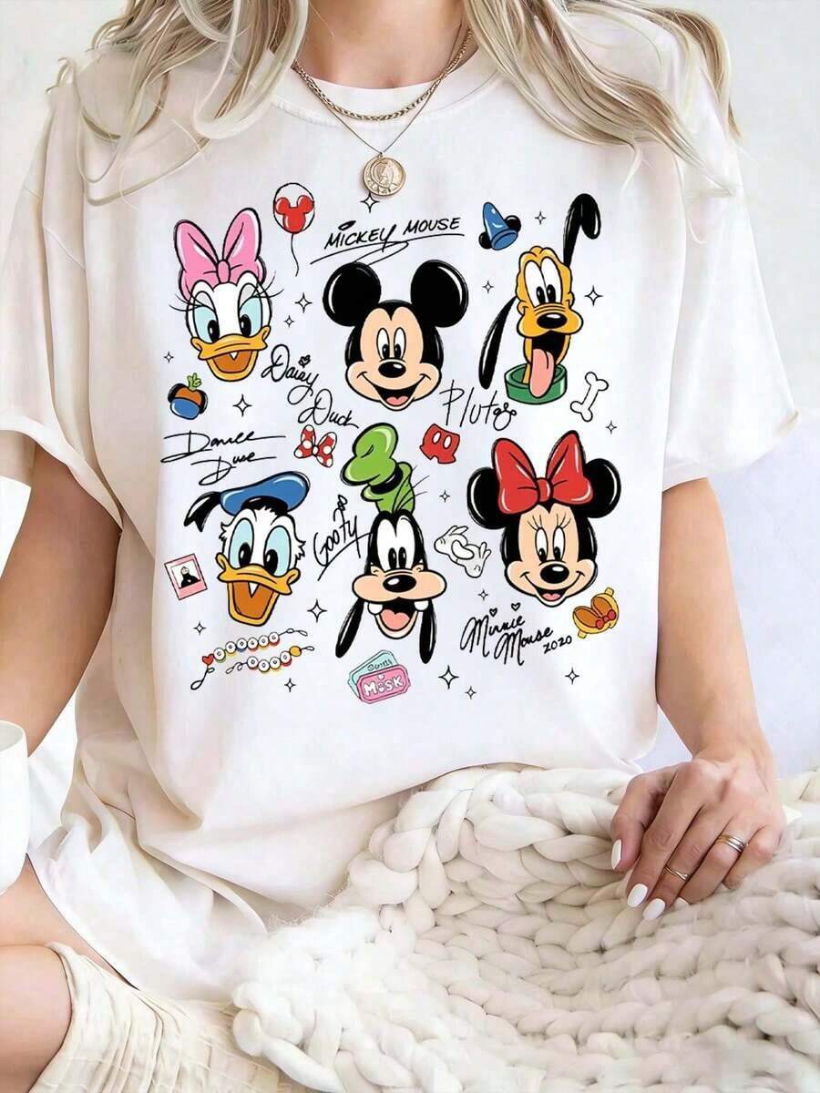 This Disney-Licensed Women's Summer Cotton T-Shirt Features A Relaxed Mickey Mouse Print On The Front, Themed Around Disney's 2026 Travel Theme, Creating A Lively Party Atmosphere. Perfect For Taking Photos At Disneyland, As A Travel Souvenir, For Everyday Casual Wear, Or For Matching Family Outfits. It Also Makes An Ideal Valentine's Day Gift For Friends And Family. Men's And Women's Clothing, New Spring Style, Comfortable And Skin-Friendly, Suitable For Outdoor Wear. - Blanc - Voir 1