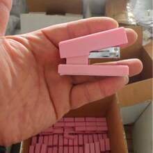 1 pieza Grapadora mini portátil con 1 caja de grapas a juego. Fabricada con plástico y metal premium, cuenta con una construcción sólida y una larga vida útil. Su estructura ahorradora de trabajo garantiza un grapado suave para tareas, archivos y cuadernos. Compacta y ligera para un fácil transporte. Su adorable y elegante apariencia la hace ideal para uso diario, regalo y al por mayor en el aula, la biblioteca y la oficina. - 26/6 grapas - Ver 10