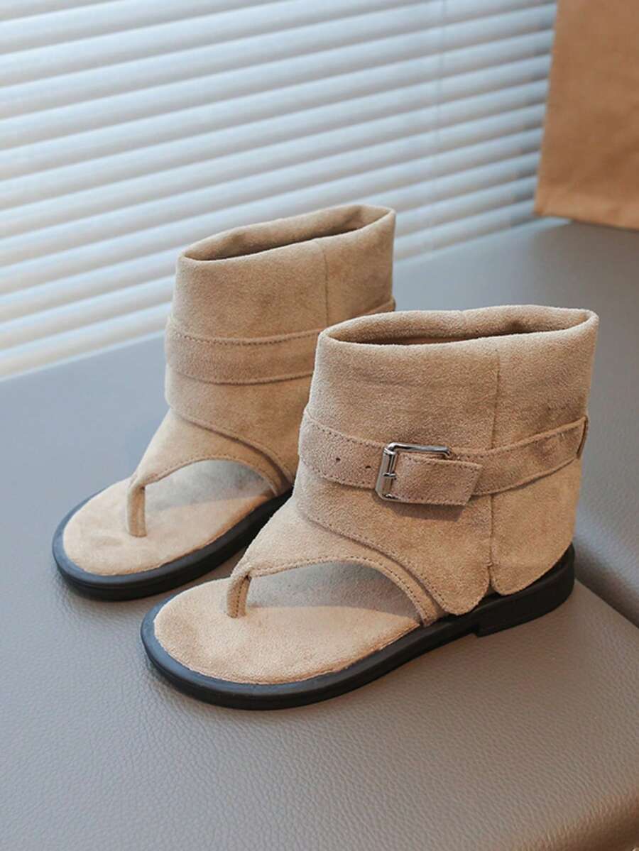1 đôi sandal cao cổ da mờ kiểu retro cho trẻ em, có quai ngang và khóa cài.