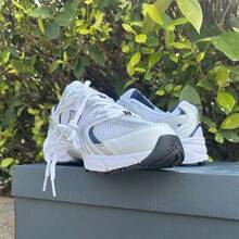 新款 S-Balance MR530SG 经典复古网布和合成革休闲运动鞋，白色和银色男女通用款 - 銀色 - 查看 5