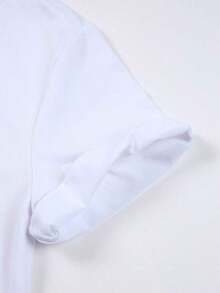 This Disney-Licensed Women's Summer Cotton T-Shirt Features A Relaxed Mickey Mouse Print On The Front, Themed Around Disney's 2026 Travel Theme, Creating A Lively Party Atmosphere. Perfect For Taking Photos At Disneyland, As A Travel Souvenir, For Everyday Casual Wear, Or For Matching Family Outfits. It Also Makes An Ideal Valentine's Day Gift For Friends And Family. Men's And Women's Clothing, New Spring Style, Comfortable And Skin-Friendly, Suitable For Outdoor Wear. - Blanc - Voir 4