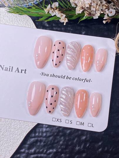 10 片手工杏仁形美甲贴片，采用纯净渴望色系，裸色底色，法式边饰，黑白撞色，波点，猫眼珠，水波纹图案，以及装饰性白色珍珠。时尚、奢华、高端质感。适合女孩和女士在任何场合搭配各种服饰。快速佩戴和卸除；按压式美甲贴片。