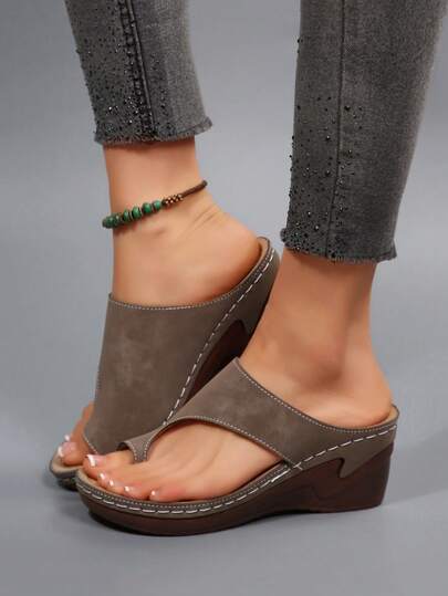 夏季新款女士人字拖坡跟凉鞋，厚底坡跟显瘦设计，柔软防滑，休闲户外穿着，舒适透气，简约成熟风格女士拖鞋