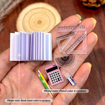 Bộ văn phòng phẩm thu nhỏ tỷ lệ 1:12 này bao gồm sổ tay lật, bút chì, thước kẻ, tẩy, máy tính và nhiều vật dụng khác. Có thể dùng làm vật trang trí phòng búp bê chân thực, đạo cụ chụp ảnh hoặc vật trang trí sân vườn thu nhỏ.