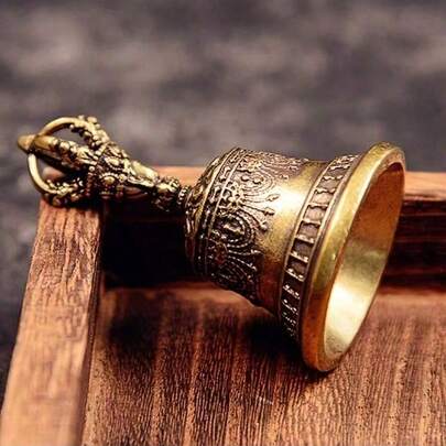 エレガントな手作りヴィンテージブロンズのウィンドチャイム - クラシックなダイヤモンドパターンの古代銅の鐘、洗練された壁の装飾、バッテリーレス、ホームオフィスの装飾、ユニークなギフトアイデア