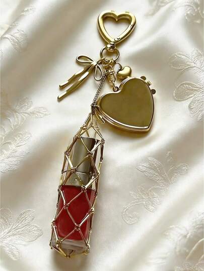 金属口红收纳钥匙扣，配有可替换不锈钢网袋，心形和星形口红盒钥匙扣，内置迷你镜子，时尚悬挂装饰，适合存放润唇膏和化妆品，是手提包和钱包的时尚配饰，便携式化妆用品，是女性、女孩、爱美人士的理想之选，也是送礼佳品。