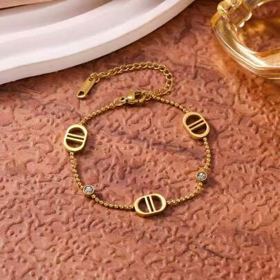 18K镀金不锈钢字母手链，简约现代设计，猪鼻子造型，适合日常佩戴，亦可作为婚礼派对礼物。