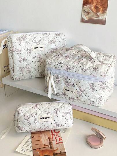 这款大容量蓬松化妆包饰有缎带蝴蝶结，非常适合收纳女士洗漱用品、护肤品和唇彩。它是女性旅行的必备单品，也可作为化妆包使用。时尚休闲的大容量便携式拉链化妆包，旅行文具收纳包，度假必备，送给妈妈的绝佳礼物，或作为节日礼物。