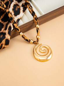 1件波西米亚风镂空螺旋心形吊坠豹纹项链，优雅百搭，适合婚礼、派对、休闲、约会、女士节日生日等场合，是理想的珠宝礼物。 - 金色 - 查看 6