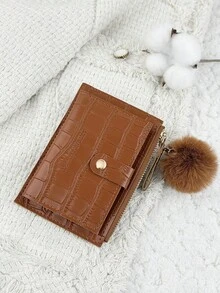 SOUTHLAND&KANGAROO 这款棕色鳄鱼纹翻盖卡包饰有绒球吊坠，搭配石纹搭扣，时尚轻薄便携，可装现金、身份证、信用卡和零钱，是生日、周年纪念日、圣诞节、情人节等节日送给爱人、女士、女孩、青少年、大学生、学生、书包、学习用品以及返校用品的理想之选。 - 棕色 - 查看 7