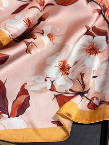 一款以春夏山茶花为主题的方巾，适合日常佩戴。 - 彩色 - 查看 7