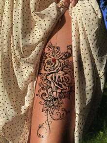 2 pezzi Tatuaggi temporanei alla moda con disegno floreale, tatuaggi finti con stampa floreale, tatuaggi temporanei unisex per il corpo, impermeabili e resistenti al sudore, adatti per braccia, mani, addome e piedi, facili da applicare e rimuovere, durano 7-14 giorni, adesivi decorativi per feste in spiaggia e regali fai-da-te - nero - Visualizzare 4