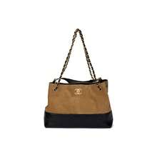 CHANEL 25A Métiers D'Art Brand Logo Leather-Threaded Chain Color-Blocked Suede  Shopping Bag With Gold Hardware, Small Women's Shoulder/Handbag, Beige/Black. - AS5634-B20827-U1536 - 查看 5