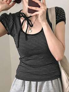 Áo thun ngắn tay phối màu tương phản kẻ sọc thắt nơ phía trước phong cách Hàn Quốc mùa hè mới, kiểu dáng thời trang năng động dành cho nữ màu đen. - màu đen - Xem 2