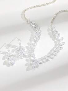 奢华水晶锆石新娘首饰套装，V形项链和耳环，也适合伴娘、晚礼服和派对佩戴 - 白色 - 查看 3