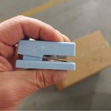 1 pieza Grapadora mini portátil con 1 caja de grapas a juego. Fabricada con plástico y metal premium, cuenta con una construcción sólida y una larga vida útil. Su estructura ahorradora de trabajo garantiza un grapado suave para tareas, archivos y cuadernos. Compacta y ligera para un fácil transporte. Su adorable y elegante apariencia la hace ideal para uso diario, regalo y al por mayor en el aula, la biblioteca y la oficina. - 26/6 grapas - Ver 12