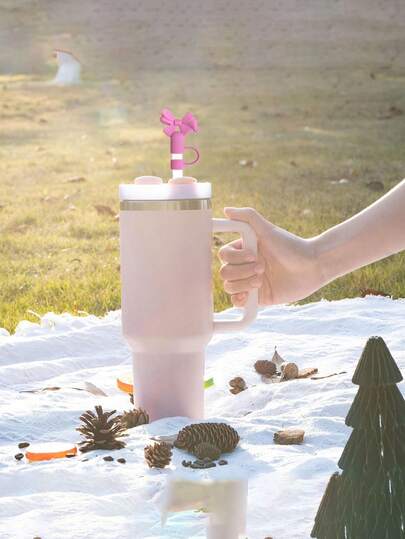 1 pieza Conjunto de decoración de gorra de paja con lazo clásico, Tapa de pajita de silicona aislada con diseño de dibujos animados, Compatible con vasos de 30 onzas y 40 onzas, Adecuado para pajitas de 0.4 pulgadas/10 milímetros, Accesorios para vasos, a prueba de polvo, Cubierta de pajita minimalista, Perfecto para viajes, oficina, escuela, como regalo, fiesta festiva, accesorio para vasos y regalo del Día de la Madre