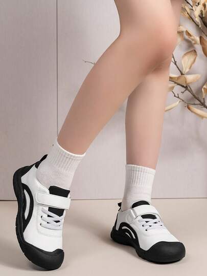 أحذية رياضية للأطفال كلاسيكية سوداء وبيضاء قابلة للتنفس، أحذية جري خفيفة الوزن مع خطاف وحلقة للأطفال، أحذية متعددة الاستخدامات للكلية، أحذية رياضية مضادة للانزلاق وقوية للأطفال الصغار، أحذية طراز جديد للأطفال الكبار مناسبة للاستخدام اليومي والمدرسة والمناسبات والأعياد