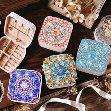 Bộ hộp đựng trang sức tranh đính đá, họa tiết hoa Mandala, chất liệu vải không dệt, túi đựng mỹ phẩm tranh đính đá pha lê dùng để đựng bông tai, nhẫn, vòng tay, dây chuyền và các vật dụng nhỏ khác. - Xem 5