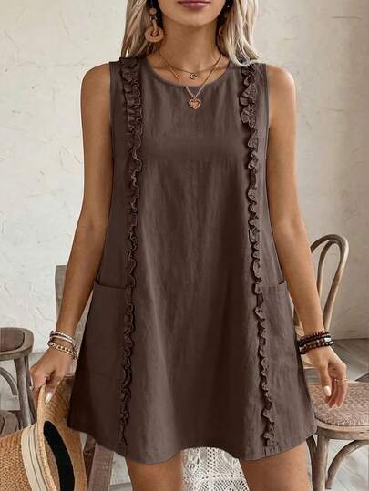 Đầm ngắn phong cách Boho thanh lịch, không tay, cổ tròn, điểm nhấn bèo nhún và chân váy xòe, thích hợp cho cả mặc thường ngày và dự tiệc.