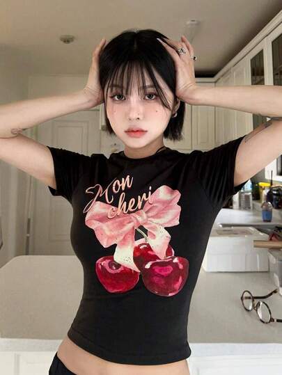 Áo thun nữ cổ tròn tay ngắn, họa tiết quả anh đào mùa hè mới, nơ và chữ in, áo crop top ôm dáng thời trang màu đen thường ngày.
