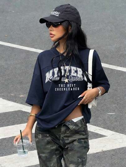 女士宽松复古V领字母印花短袖T恤，时尚街头风，夏季休闲之选