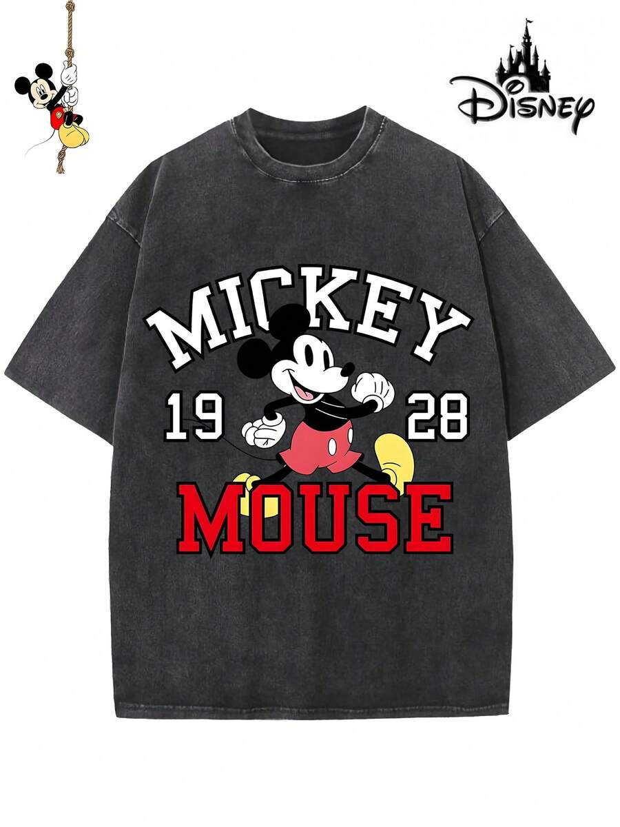 T-shirt homme en coton sous licence Disney, idéal pour les fêtes de fin d'année 2026. Orné d'un motif Mickey Mouse, doté d'un col rond décontracté et confectionné dans une matière douce, confortable et facile d'entretien, ce t-shirt convient à toutes les occasions – voyages, quotidien ou trajets domicile-travail – et vous plongera dans une ambiance festive. - Noir - Voir 1