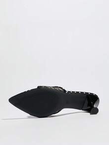 女士优雅凉鞋,波点蕾丝网面,经典穆勒鞋,性感收腰,宽鞋面,尖头设计,优雅猫跟低跟鞋,春夏时尚,适合晚宴、T台走秀、休闲、户外、旅行、职场等场合,也可作拖鞋穿着,高端品质,经典复古,吸睛波点,亲肤镂空网面蕾丝质感,优雅神秘,斋月高跟凉鞋 - 黑色 - 查看 12