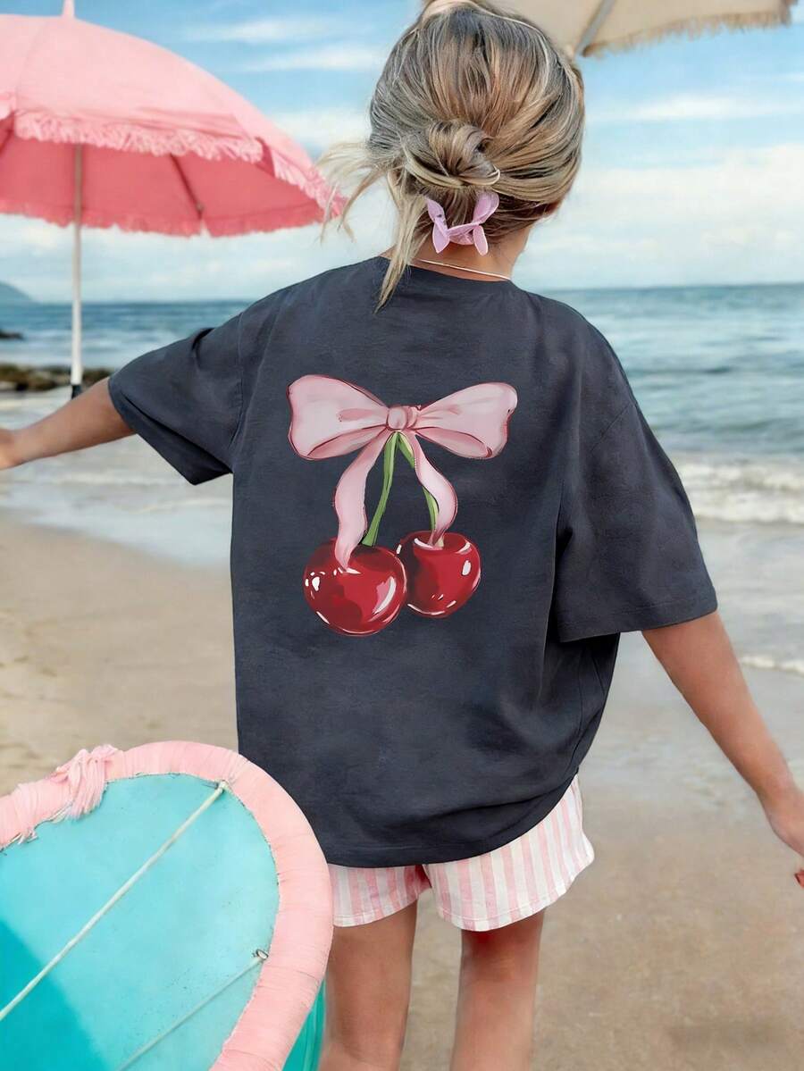 Bộ gồm áo thun và váy ngắn tay cổ tròn in hình nơ anh đào cho bé gái, lý tưởng cho học sinh và các bé gái tuổi teen vào mùa hè.