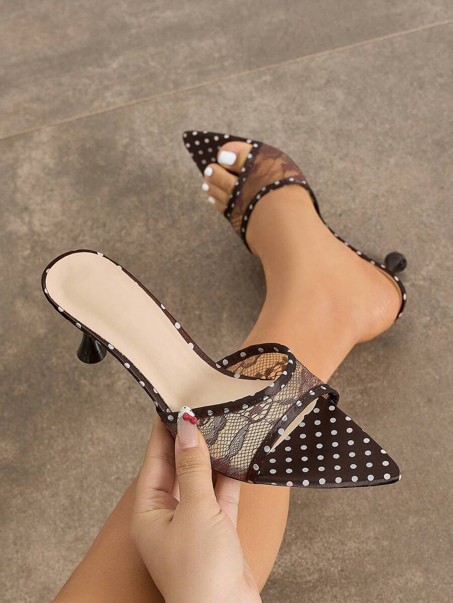宽腰尖头优雅小猫跟低跟鞋，适合春夏时尚、派对、休闲、户外、旅行、工作场合，也可作拖鞋穿着。高端品质经典复古亮色波点透气蕾丝质感成熟高贵深色鞋履，斋月高跟凉鞋。