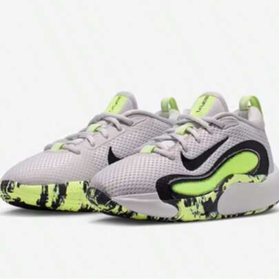  Nuevos zapatos de baloncesto para mujer de Nike, duraderos y resistentes a la abrasión. ISOFLY proporciona un fuerte soporte y una sensación de pie estable. Zapatos de baloncesto de exterior de corte bajo en esquema de color retro, adecuados para ir y venir y deportes casuales.