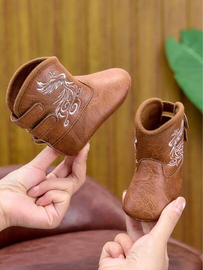 0-1岁宝宝软底高帮休闲时尚靴，适合春、秋、冬季穿着，纯色刺绣图案，带魔术贴，室内外均可穿着。