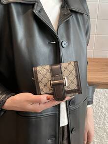 女士PU皮革字母印花三折短款钱包，多卡位设计，容量大。时尚便携，复古五金配件，可作零钱包和小钱包使用。是女孩和上班族工作旅行的理想之选，也是完美的生日礼物。 - 淺灰色 - 查看 2