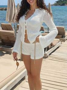 MORI 2026春夏新款白色圆领长袖针织开衫搭配高腰修身短裤两件套，采用镂空菱形图案设计，针织面料，Y2K风格，复古美式风情，优雅迷人。是海滩度假、泳池派对、夏季穿搭以及女士海滩度假装的理想之选。 - 白色 - 查看 4