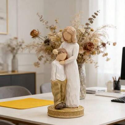 一件北欧风格的母子拥抱摆件，描绘了母子在书房阳台入口处拥抱的温馨场景。这款摆件非常适合作为母亲节礼物，也可作为客厅餐桌上的装饰品。其舒缓的桌面设计，展现了母子间深厚的感情。该摆件由树脂制成。