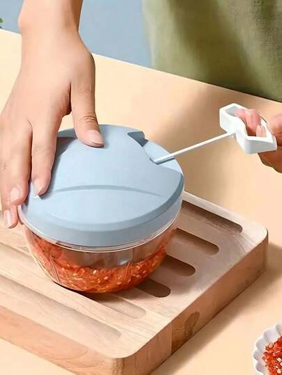 Máy xay thực phẩm cầm tay dung tích cực lớn 900ml, dùng để thái rau củ, tỏi, kiểu dây kéo, kèm 5 lưỡi dao sắc bén để thái hành tây, ớt, gừng và nhiều loại rau củ khác.