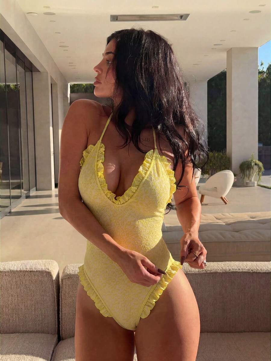 Bộ áo tắm liền thân mùa hè mới dành cho nữ, được làm từ chất liệu vải đặc biệt với viền bèo nhún, thiết kế gấu áo xòe, phong cách nghỉ dưỡng thanh lịch và thoải mái.