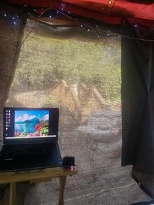 Malla de sombra para jardín con un 90 % de sombreado. Su diseño con hebillas de cobre es resistente y duradero, ideal para invernaderos y pérgolas. Entrega local rápida en México e incluye un kit de cuerdas para instalación profesional. - café - Ver 6