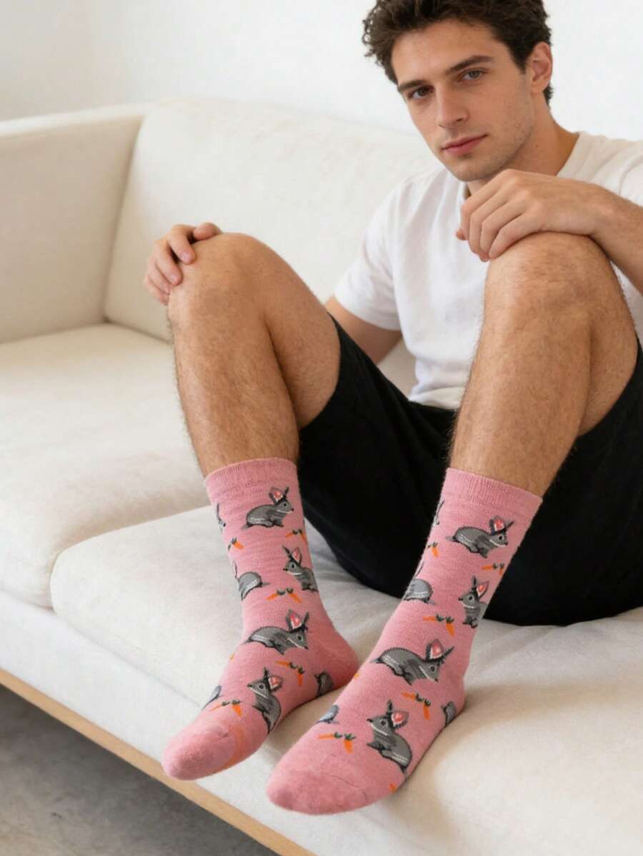 1 双男士粉色底灰色兔子胡萝卜图案中筒袜，四季皆宜 - 彩色 - 查看 1