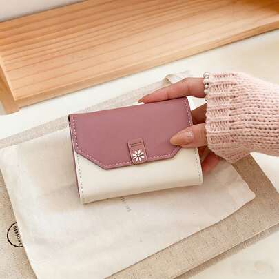 甜美粉色和米色短款钱包，时尚三折卡包，适合少女和日常穿搭