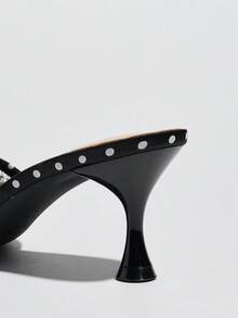 女士优雅凉鞋,波点蕾丝网面,经典穆勒鞋,性感收腰,宽鞋面,尖头设计,优雅猫跟低跟鞋,春夏时尚,适合晚宴、T台走秀、休闲、户外、旅行、职场等场合,也可作拖鞋穿着,高端品质,经典复古,吸睛波点,亲肤镂空网面蕾丝质感,优雅神秘,斋月高跟凉鞋 - 黑色 - 查看 9