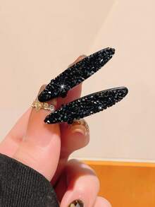 Bộ 4 kẹp tóc đính đá đen và bạc, gồm 2 kẹp đính đá toàn bộ và 2 kẹp đính đá một phần, phù hợp cho phụ nữ và bé gái, có thể phối với trang phục thường ngày, cổ điển và trang phục trang trọng cho mọi dịp. - Nhiều màu - Xem 6